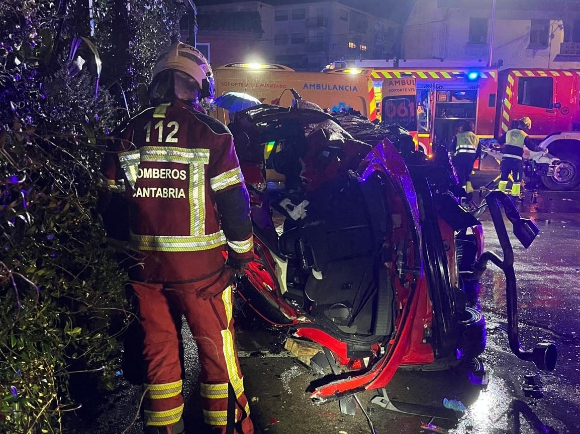 Imagen de archivo de un accidente de tráfico. (Bomberos de Cantabria)