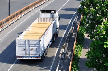 Un camión cargado con soja,