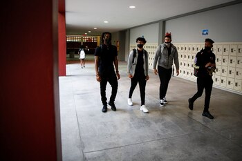 Estudiantes en pasillo de escuela