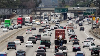 La ciudad de Los Ángeles lidera el tránsito vehicular del país, con un modelo urbano enfocado en el automóvil y más de 50 millones de turistas anuales (Spectrum News)