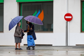 Dos mujeres conversan bajo la