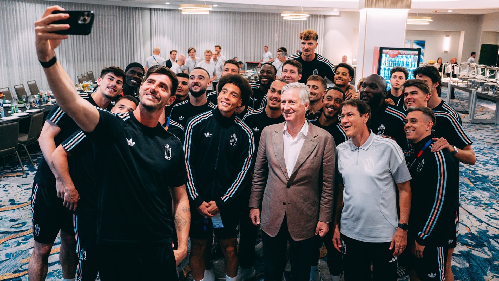 El rey Felipe de Bélgica cena con los jugadores de la selección nacional de su país (Instagram)