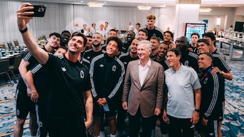 La cena improvisada del rey Felipe de Bélgica con los jugadores de su selección antes del partido contra España: se cuela en el comedor con Courtois y Lukaku