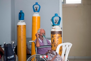 Un adulto mayor permanece en