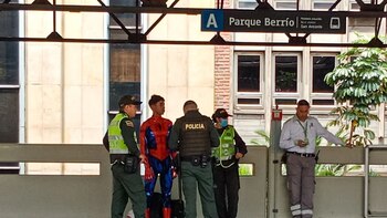 Sacaron a Spiderman del metro