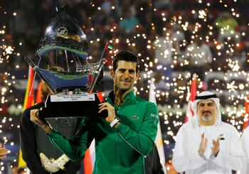 Novak Djokovic posa con el