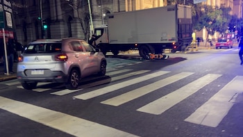 Triple choque en Recoleta: hay un motociclista herido tras un impacto entre un camión y un auto