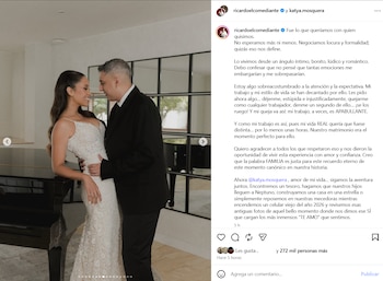 Captura de pantalla de una publicación de red social con la foto de una pareja vestida de boda junto a un piano y un texto