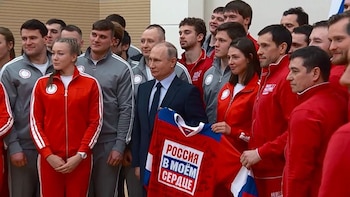 Putin, presidente de Rusia, se reúne con atletas olímpicos.