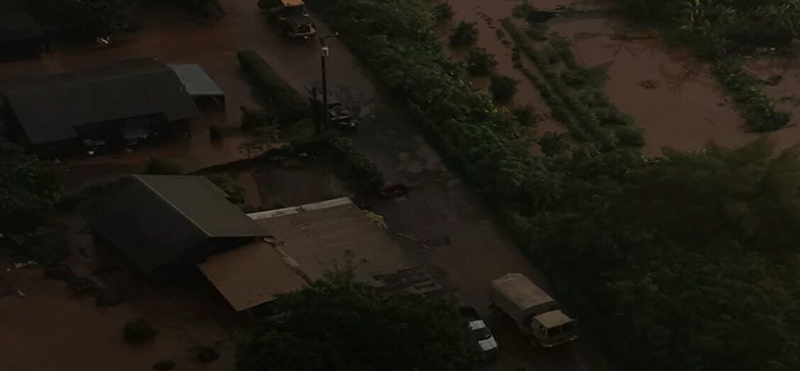 Más de 185 personas y 50 mascotas fueron evacuadas en Waialua por amenazas de inundación, mientras continúa la alerta meteorológica (Captura de video)