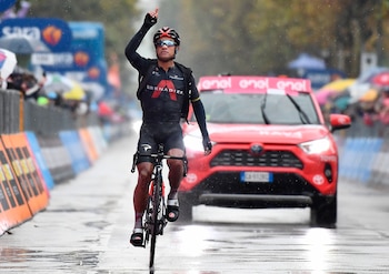 Fotografía de archivo fechada el 15 de octubre de 2020 que muestra al ciclista ecuatoriano Jhonatan Manuel Narváez del equipo Ineos Grenadiers mientras gana la etapa 12 de la carrera ciclista del Giro d'Italia 2020 en 204 km en Cesenatico (Italia). EFE/Luca Zennaro/Archivo