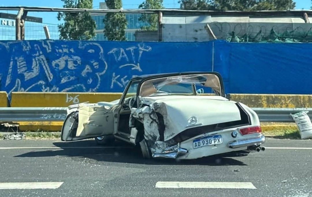 La historia detrás del Mercedes Pagoda que chocaron en Panamericana: cruces por los arreglos y un auto de colección destruido
