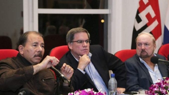 Hasta el 2017, Ortega gobernó en una extraña alianza con el gran capital. En la gráfica con José Adán Aguerri, entonces presidente del COSEP, la principal cámara empresarial, y Carlos Pellas, uno de los empresarios mas fuertes de Nicaragua. (Foto archivo)