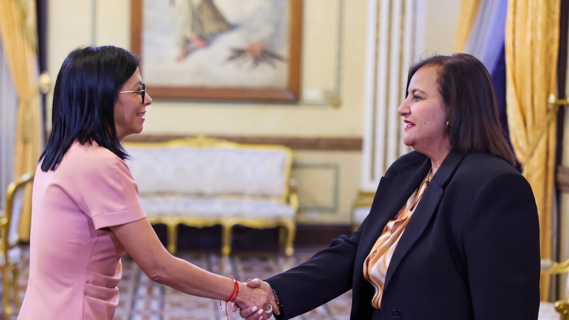 Delcy Rodríguez estrecha la mano de la jefa de la facción opositora, Dinorah Figuera (Créditos: Ministerio del Despacho de la Presidencia)
