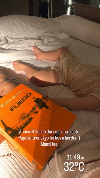 Un niño duerme sobre una cama junto a un libro de tapa naranja titulado Caballo de Fuego y textos superpuestos