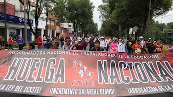Mientras los turistas celebran en recintos modernos, miles de familias marchan por las avenidas y los escándalos de corrupción sacuden las estructuras del poder (Foto: Reuters)