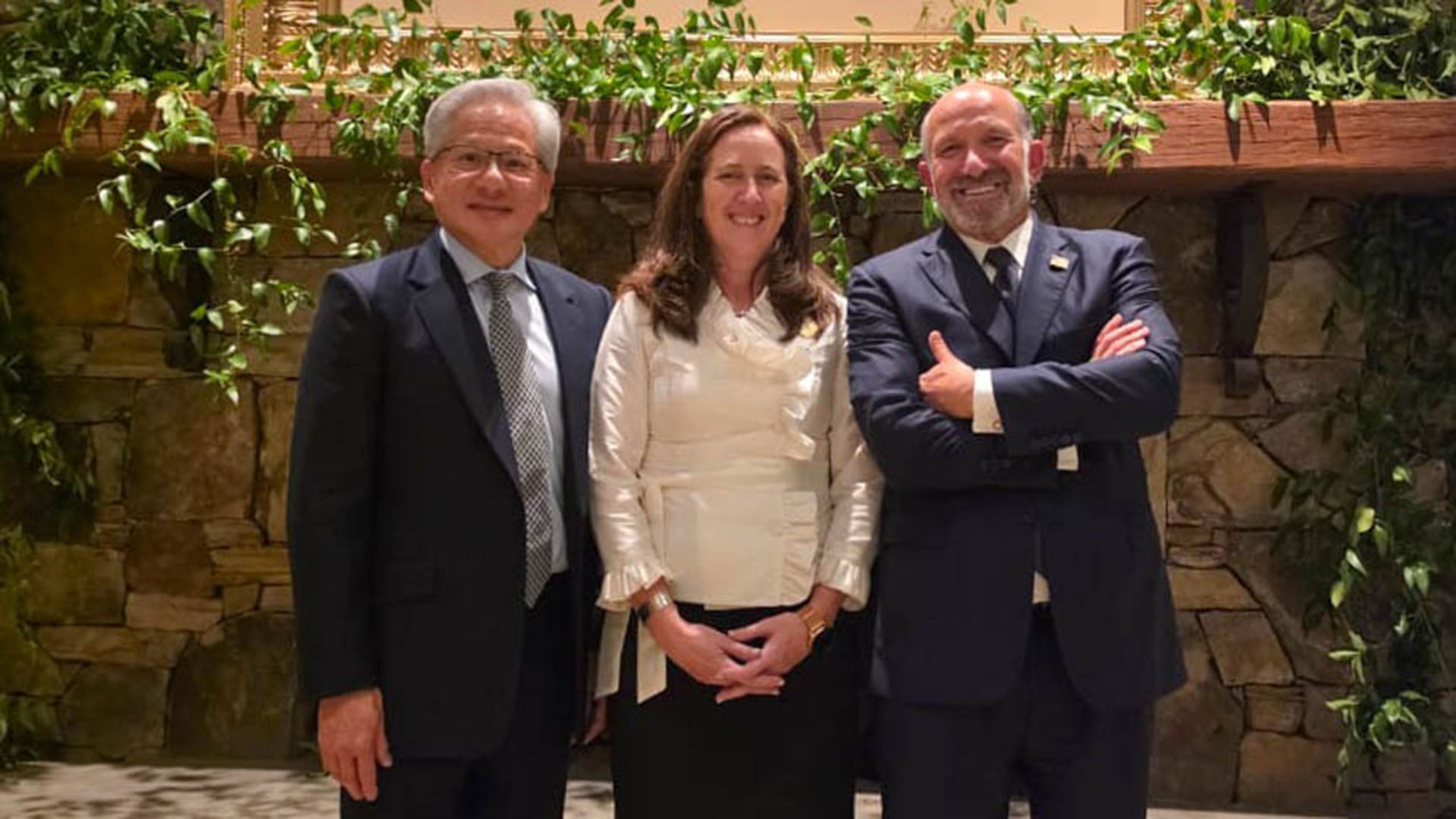 Jensen Huang, cofundador, presidente y CEO de NVIDIA, Adriana Baravalle y Howard Lutnick, secretario de Comercio de Estados Unidos
