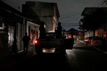 Soldados patrullan las calles mientras