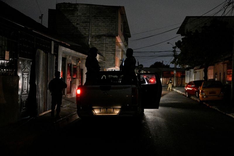 FOTO DE ARCHIVO-Soldados patrullan las calles mientras el Gobierno implementa un apagón nacional por mantenimiento en el sistema eléctrico del país durante la noche del miércoles, en Guayaquil, Ecuador. 18 de septiembre de 2024. REUTERS/Vicente Gaibor del Pino