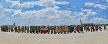 El personal partió la tarde de este 25 de junio de la base aérea de Santa Lucía. Crédito: Defensa