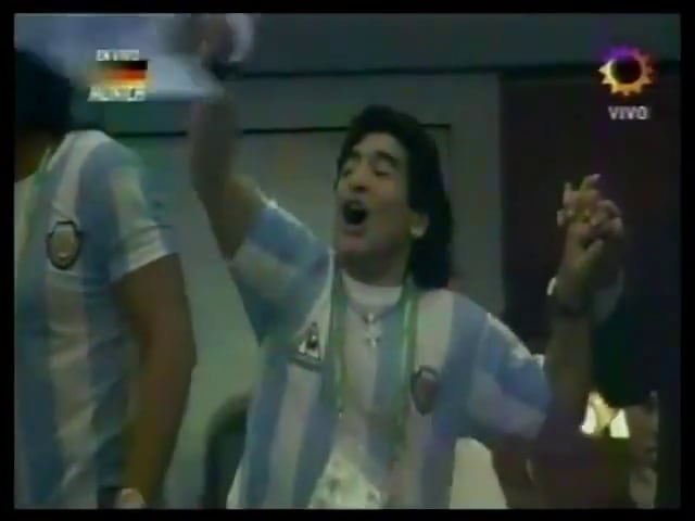Diego Maradona, eufórico y con la camiseta de Argentina, celebra apasionadamente un momento del Mundial 2006, tal como fue revivido por Marcelo Tinelli
