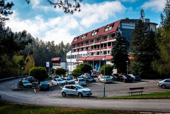 Vista general del hotel Vilina vlas, situado en la ciudad de Visegrad (Bosnia y Herzegovina) y usado durante la guerra de Bosnia (1992-1995) como centro de tortura y violación de mujeres musulmanas, y que cuya promoción por parte de las autoridades ha causado indignación entre las víctimas. EFE/ Velija Hasanbegovic