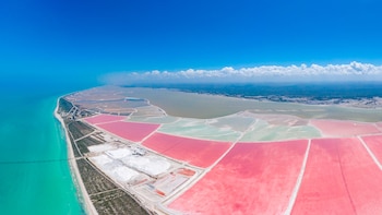 El color de las lagunas de Las Coloradas responde a un proceso natural ligado a la actividad salinera de la zona. (Foto: Visit México)