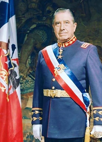 Pinochet luciendo el famoso escudo