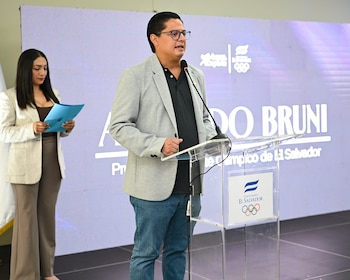 Armando Bruni, presidente del Comité Olímpico de El Salvador, ofrece palabras de bienvenida durante el evento “Madres y Desafíos”, reconociendo la labor de las madres en el desarrollo de los atletas del Team ESA. (Cortesía: Comité Olímpico de El Salvador)