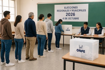 Personas hacen fila en un aula frente a una mesa electoral con un ánfora transparente de la ONPE y un cartel informativo al fondo.