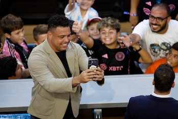 En el medio de sus declaraciones, Ronaldo es una de las presencias más comunes en la actual Copa del Mundo como espectador (REUTERS/Marco Bello)