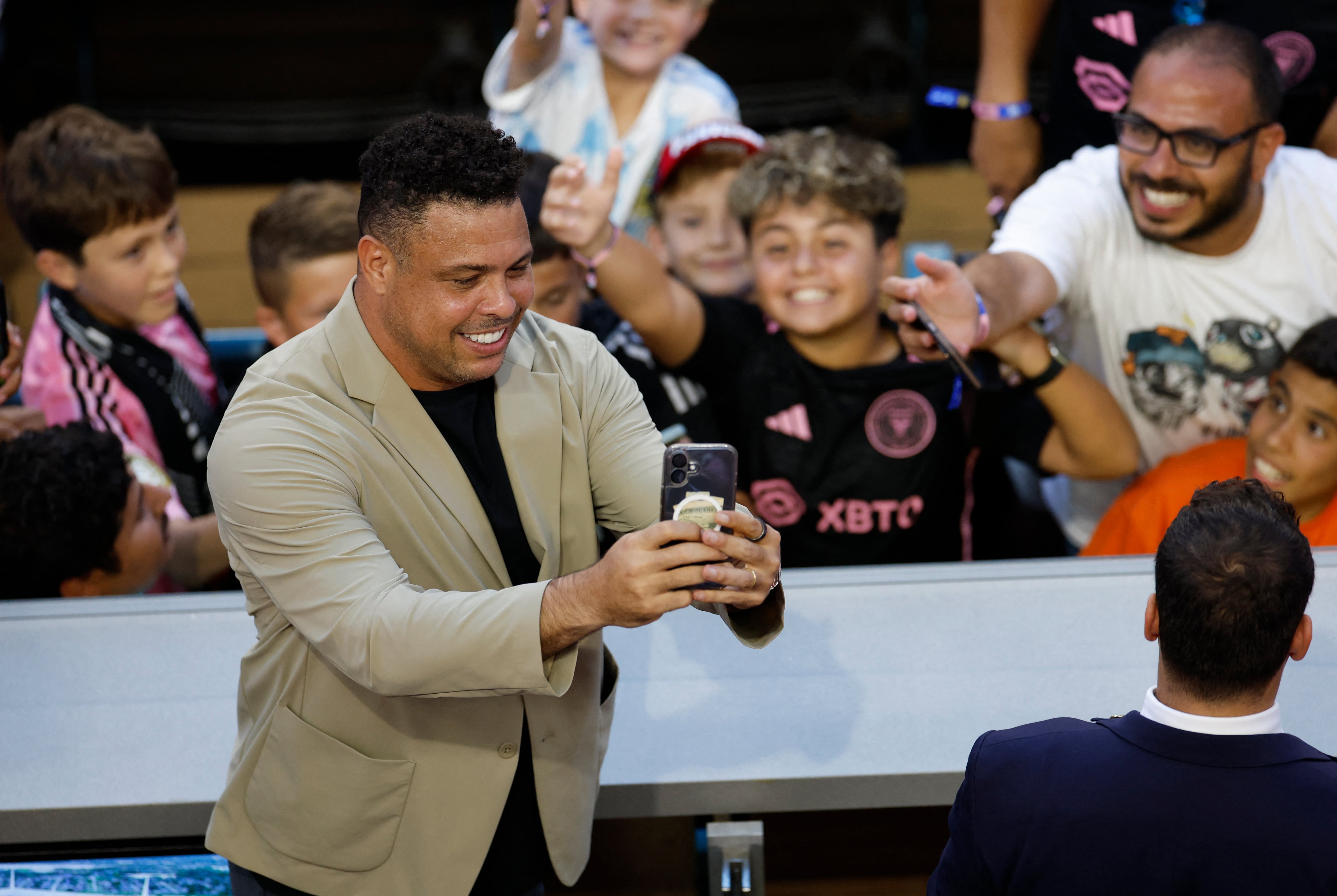 En el medio de sus declaraciones, Ronaldo es una de las presencias más comunes en la actual Copa del Mundo como espectador (REUTERS/Marco Bello)