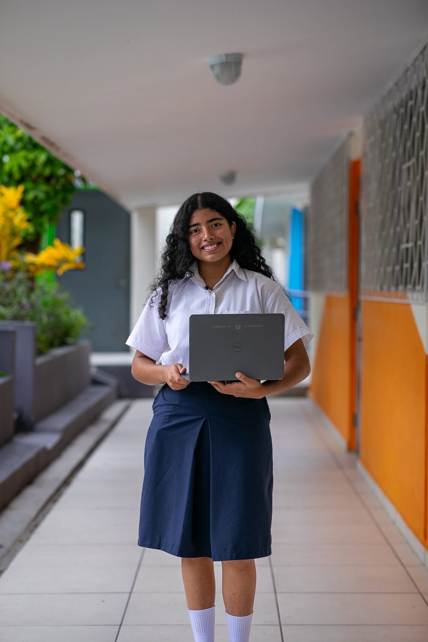 Los estudiantes salvadoreños de 15 años que usaron dispositivos digitales entre dos y tres horas diarias lograron el promedio más alto en ciencias en PISA 2025, con 404 puntos. (Foto cortesía Ministerio de Educación de El Salvador)