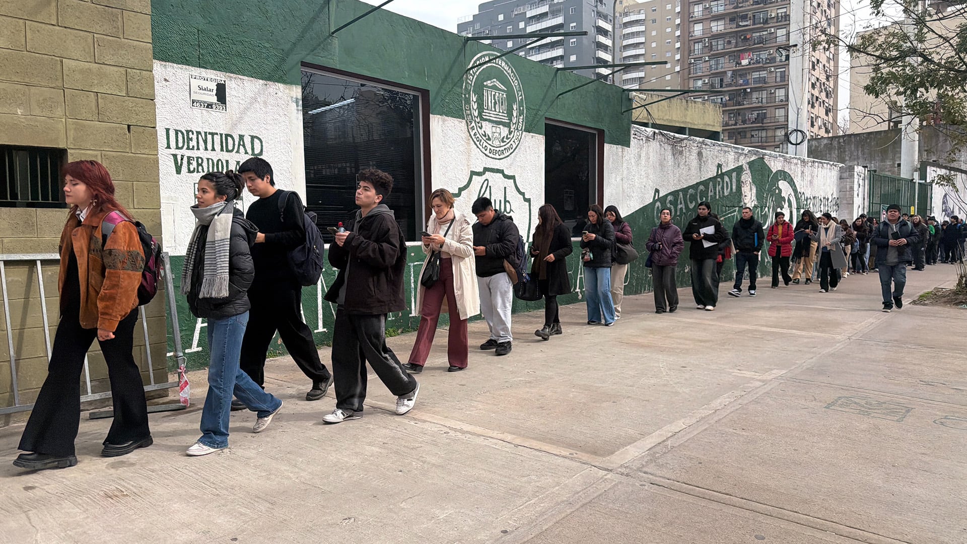 Una fila de personas que buscan empleo formal espera para entrar a una feria de empleo barrial organizada por el Gobierno de la Ciudad Autónoma de Buenos Aires el mes pasado