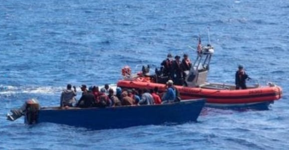 Una embarcación con migrantes es interceptada por la Guardia Costera de Estados Unidos en aguas cercanas a Puerto Rico (Cortesía: @ElSucesoES).