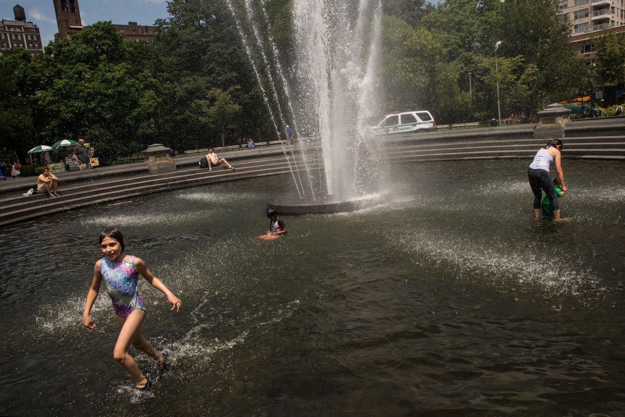Niños y familias se refrescan en una fuente de Nueva York en medio de las jornadas de calor extremo que marcaron la primavera de 2026.