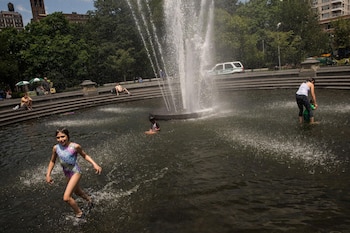 Niños y familias se refrescan en una fuente de Nueva York en medio de las jornadas de calor extremo que marcaron la primavera de 2026.