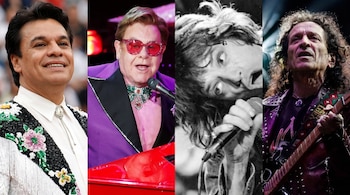Cuatro fotos verticales con los rostros de Juan Gabriel, Elton John, Steven Tyler y Carlos Santana, cada uno mirando hacia arriba o al frente.