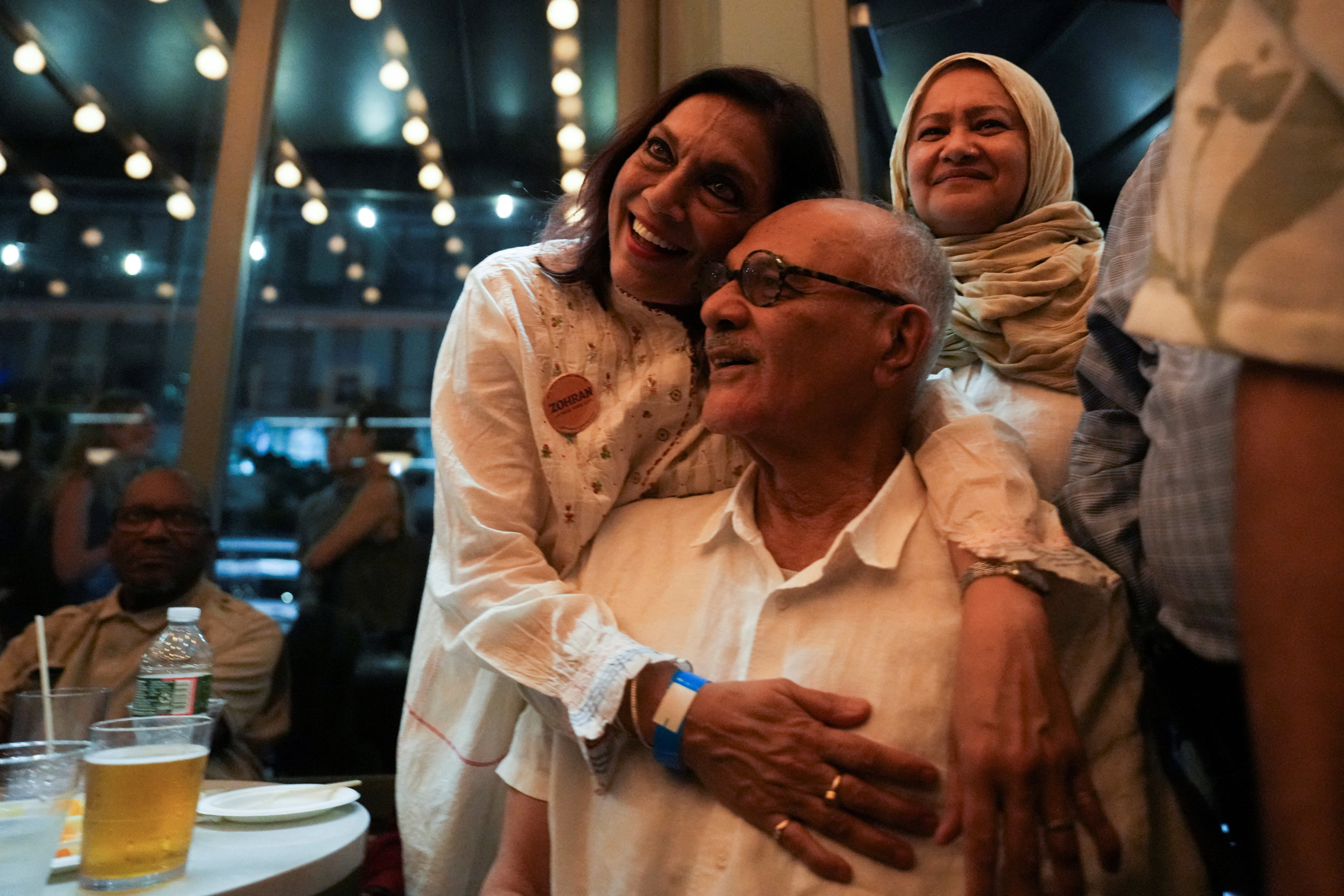 Mira Nair y Mahmood Mamdani celebrando la elección de su hijo Zohran como alcalde de Nueva York (Foto: REUTERS/David