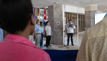 Un funcionario cubano ofrece palabras durante el acto de recibimiento a los diplomáticos y familiares regresados de la República Dominicana, en la sede del Ministerio de Relaciones Exteriores en La Habana (Cortesía: Cancillería de Cuba).