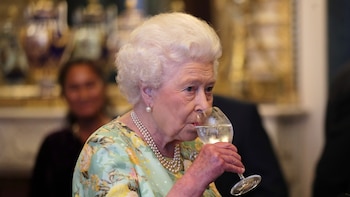 Del gintonic diario de Isabel II al consumo responsable: así son las nuevas medidas para controlar los hábitos con el alcohol en el Palacio de Buckingham