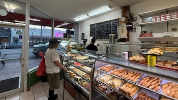 Cierran una histórica panadería de Miami Beach tras grave inspección sanitaria