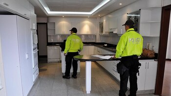 Denuncian que policías se llevaron