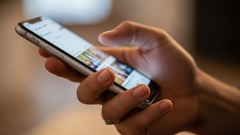 Crecen las estafas contra inmigrantes hispanos en Estados Unidos que buscan ayuda legal en redes sociales: cómo operan