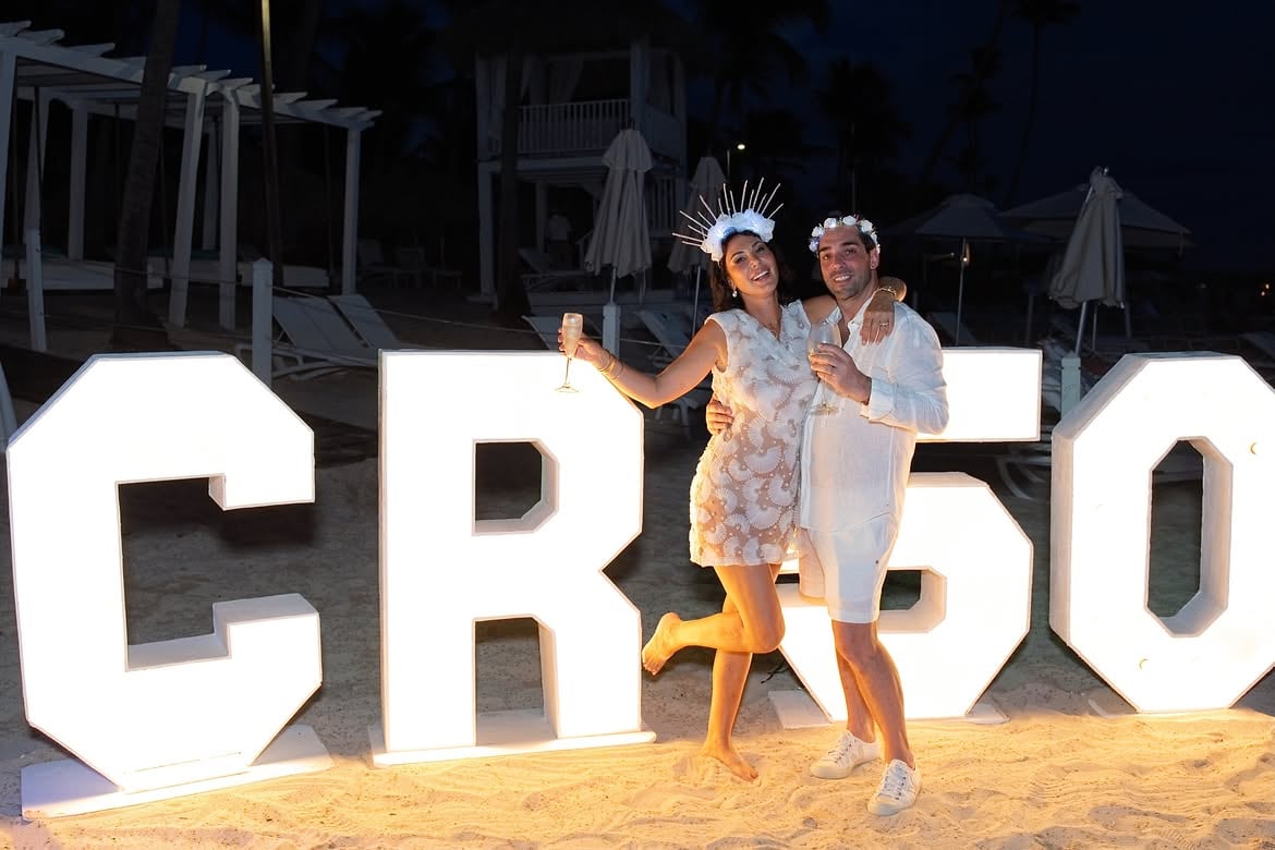 Las siglas CR en la playa junto al número 50 en el festejo de Celina Rucci (Instagram)