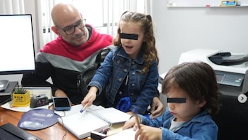 Ricardo Morán acude con sus hijos a la Reniec para que obtengan sus DNI.