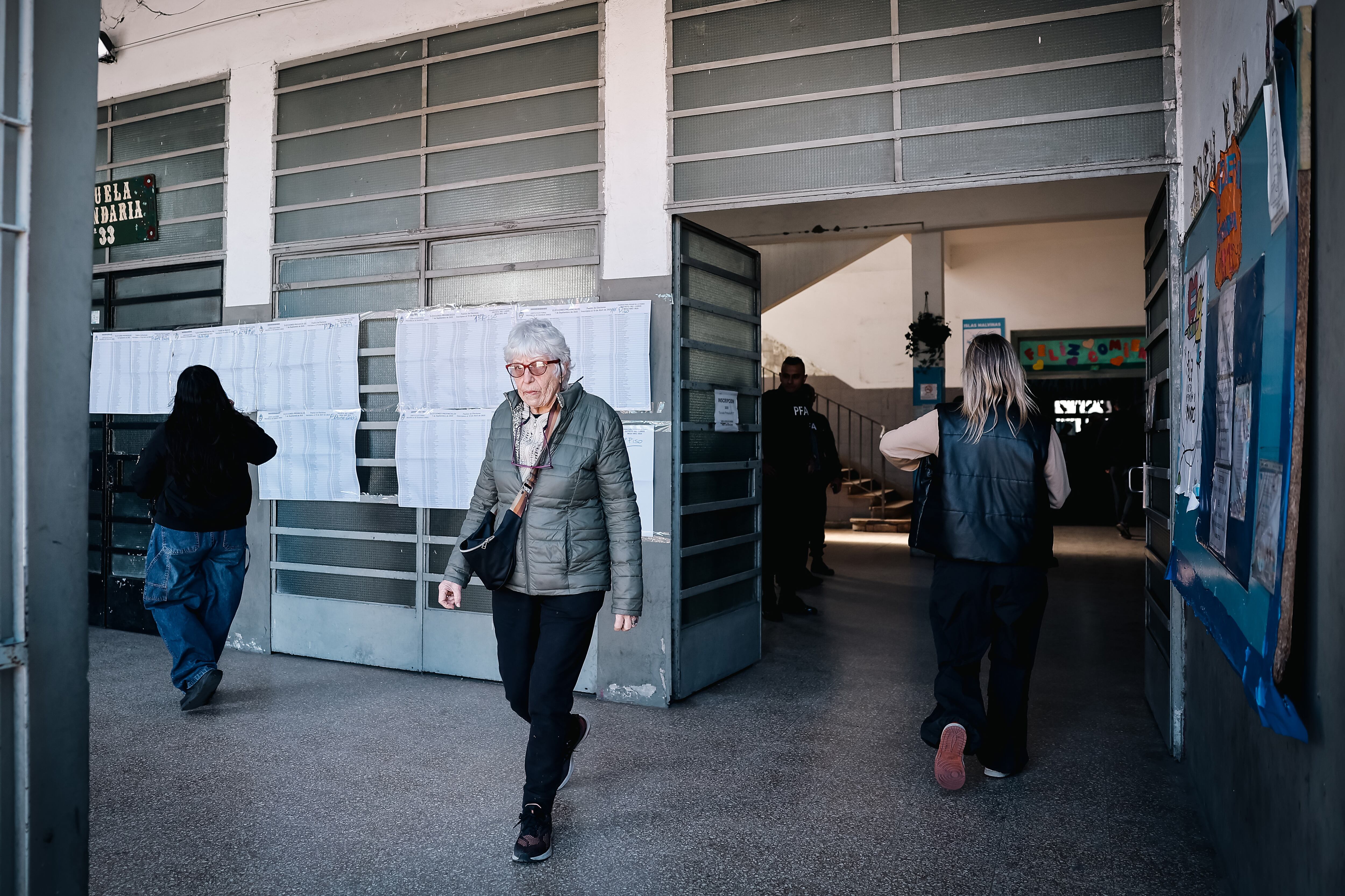 Las personas que no votaron quedan registradas como infractores y pueden enfrentar multas y restriccione (EFE/ Juan Ignacio Roncoroni)