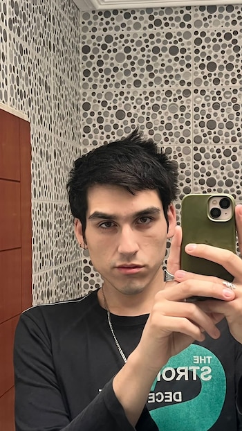 Su mamá lo dio en adopción a los dos años pero luego lo recuperó y empezó el infierno: “Se prostituía y me ofrecía a sus clientes” - Image 2