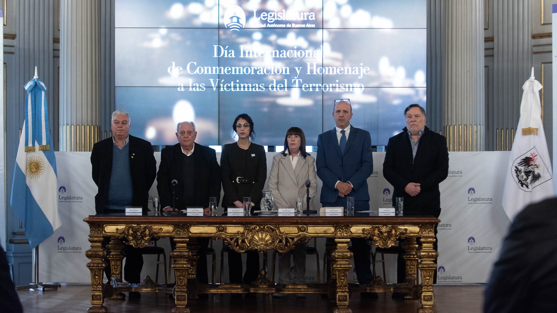 De izquierda a derecha: Arturo Larrabure, Luis Czyzewski, Rebeca Fleitas, Alejandra Cepeda, Martín Goldberg, y José Luis D’Angelo (Gustavo Gavotti)