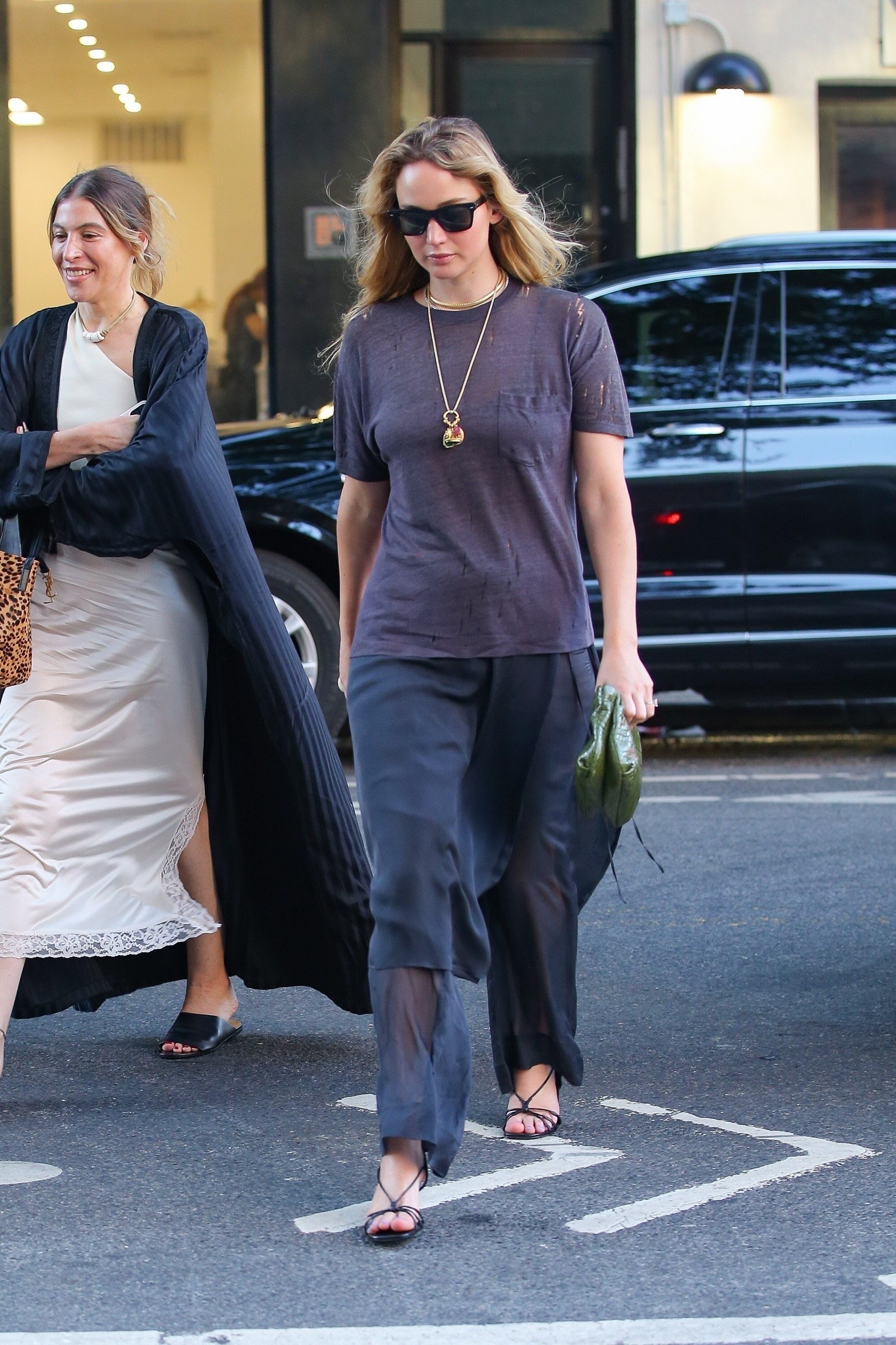 Jennifer Lawrence adapta el boho chic tanto a eventos exclusivos como a paseos urbanos informales (The Grosby Group)